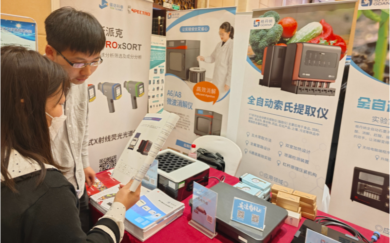 格丹納業(yè)務(wù)經(jīng)理為用戶(hù)介紹儀器 格丹納業(yè)務(wù)經(jīng)理為用戶(hù)介紹儀器