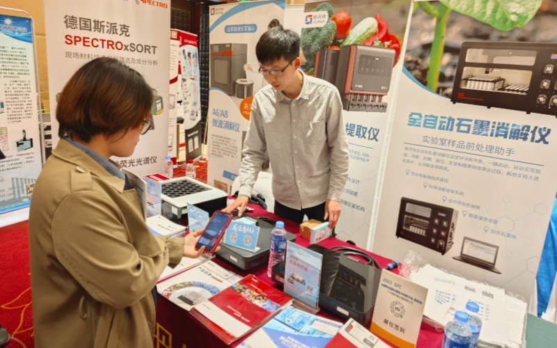 格丹納業(yè)務(wù)經(jīng)理為用戶(hù)介紹儀器 格丹納業(yè)務(wù)經(jīng)理為用戶(hù)介紹儀器