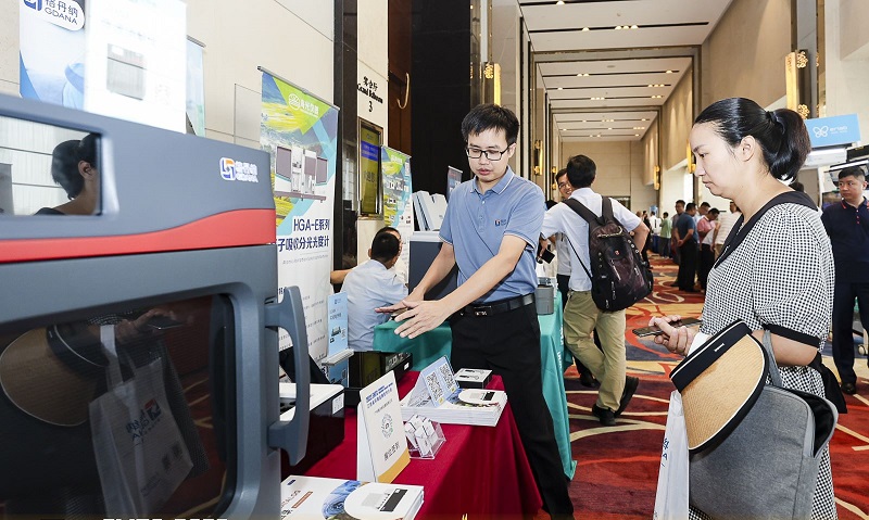 銷售總經(jīng)理為客戶展示商品，耐心答疑解惑